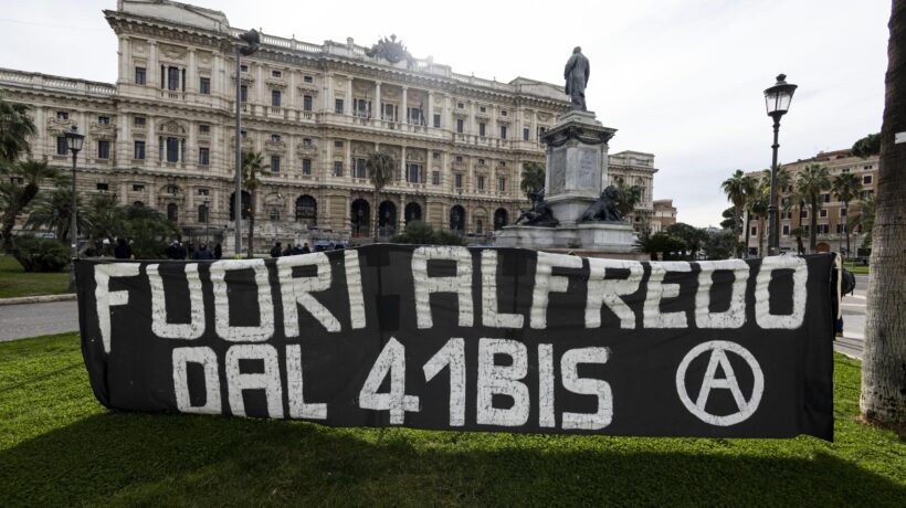 Anarchici scatenati per Cospito libero. Attentati a Berlino Barcellona e Torino