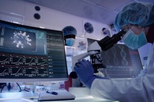 Spesi miliardi per sieri poco efficaci. Ma il vaccino dell’Iss resta al palo