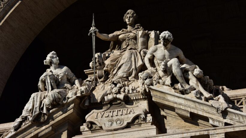 Lo Stato diventa Dio e impone la sua «verità»
