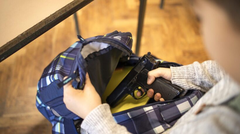 Inferno in classe. «Daspo per giovani e adulti violenti. Non devono mettere piede a scuola»