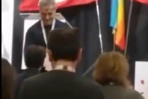 Inno sovietico e pugni chiusi al congresso CGIL con Landini