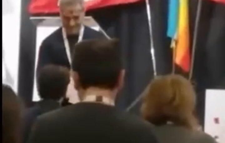 Inno sovietico e pugni chiusi al congresso CGIL con Landini