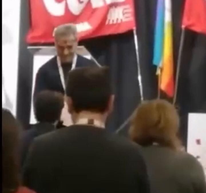 Inno sovietico e pugni chiusi al congresso CGIL con Landini