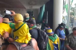 Brasile, i sostenitori di Bolsonaro assaltano il Parlamento