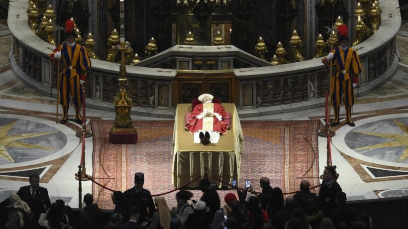La marea dei 65.000 corre a omaggiare il Pontefice emerito