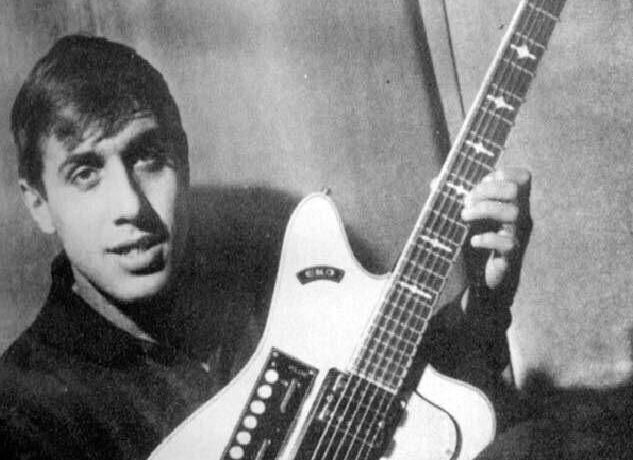 Adriano Celentano posa con una Eko nei primi anni Sessanta