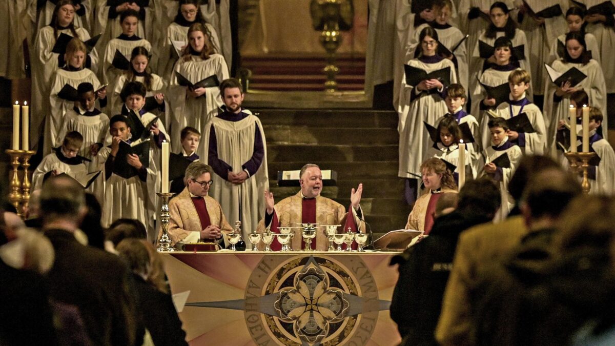 L’ultimo sacrilegio gender: è fluido anche Dio
