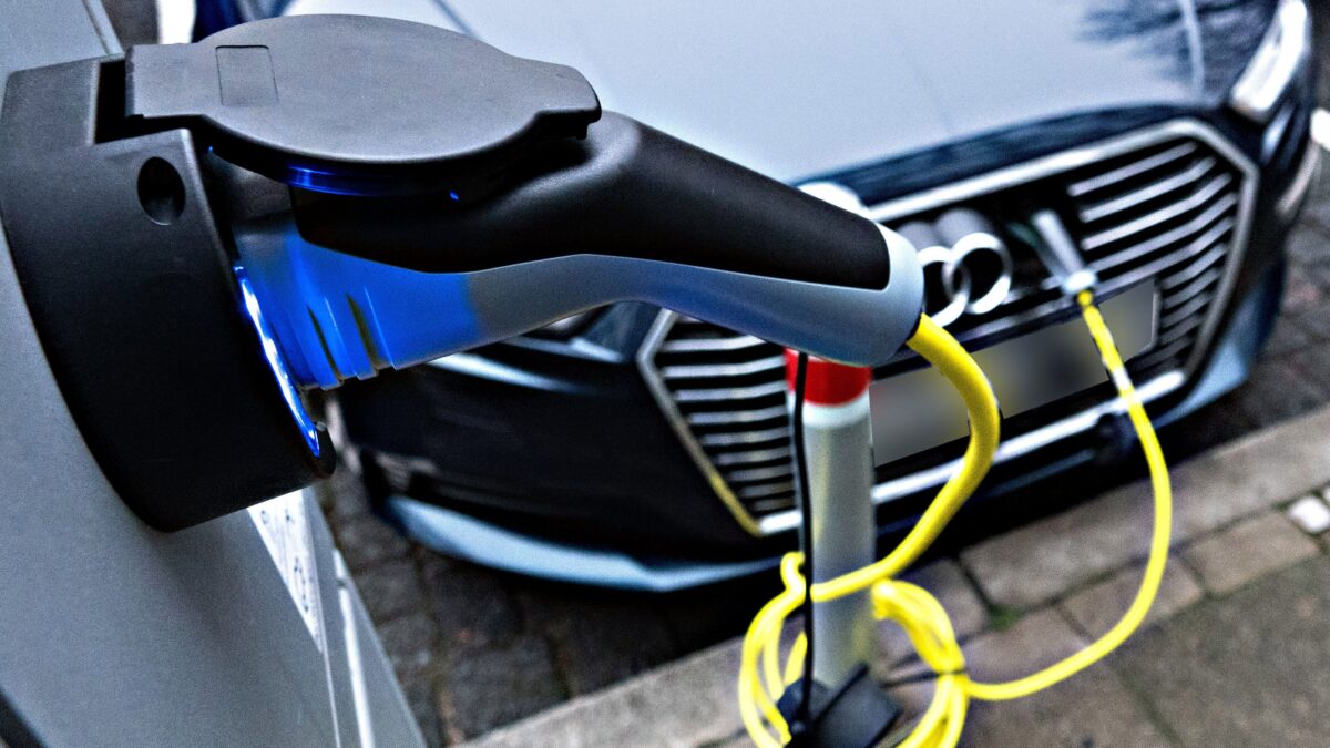 Colonnine e libertà di movimento: l’auto elettrica è un cappio classista