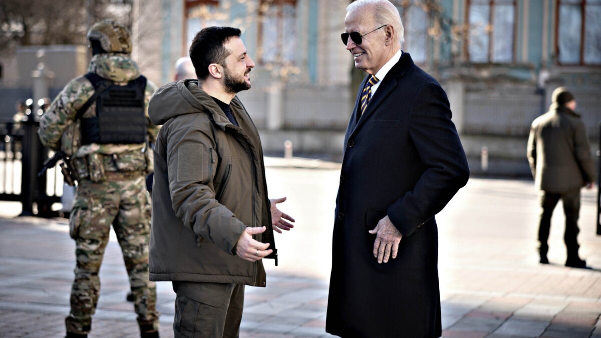 Biden avvisa i russi e va da Zelensky. Il canale resta aperto nonostante la sfilata