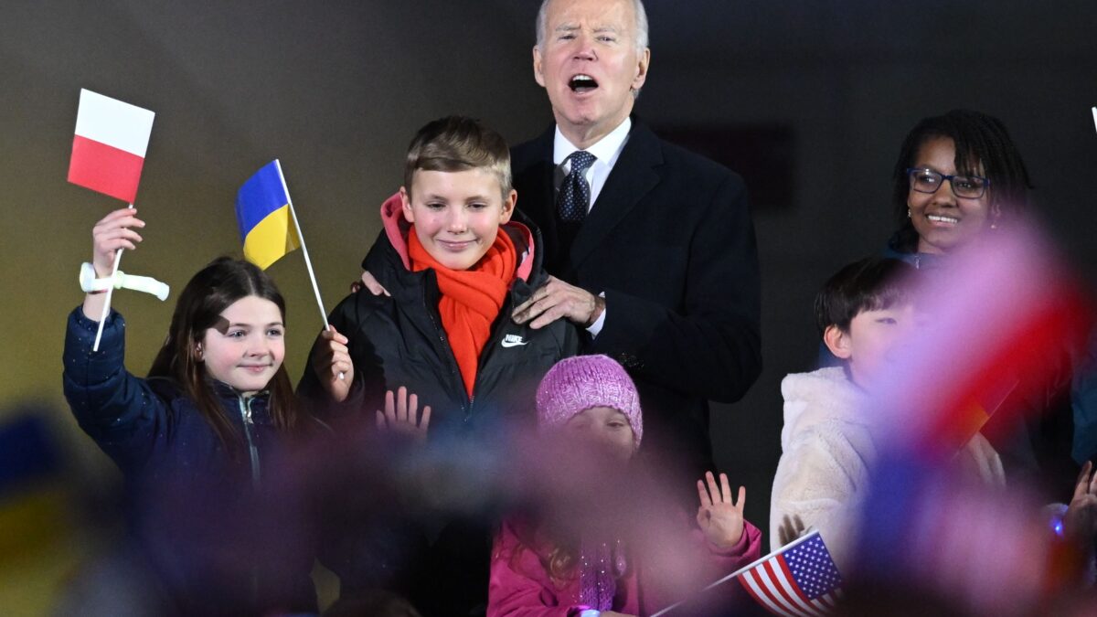 Biden fa festa, tanto il conto lo paghiamo noi