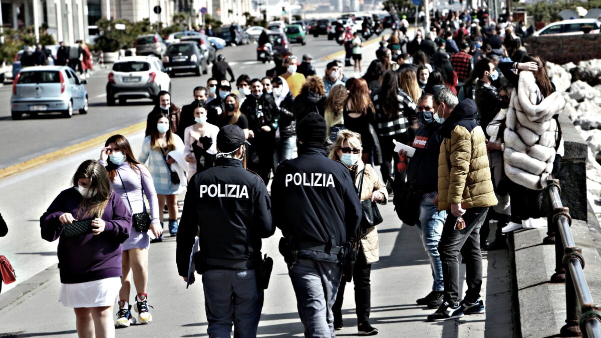 Morti post vaccino, crepe nel muro di silenzio