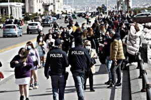 Morti post vaccino, crepe nel muro di silenzio