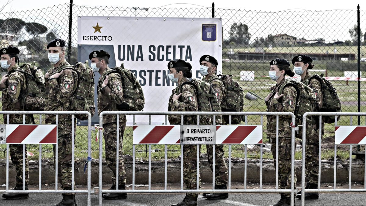 La Consulta si contraddice e boccia i vaccini forzati. Ma soltanto per i soldati