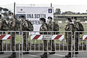 La Consulta si contraddice e boccia i vaccini forzati. Ma soltanto per i soldati