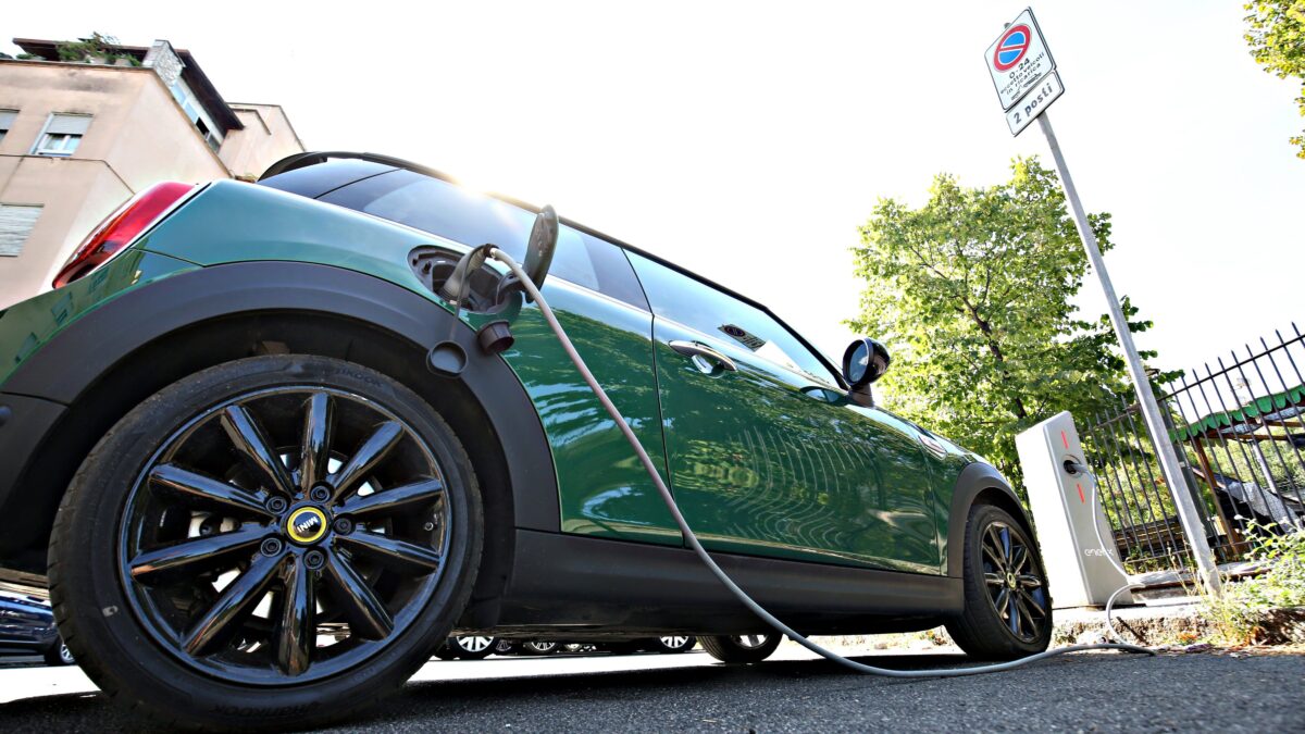 Ecofollia dell’Ue: solo auto green dal 2035