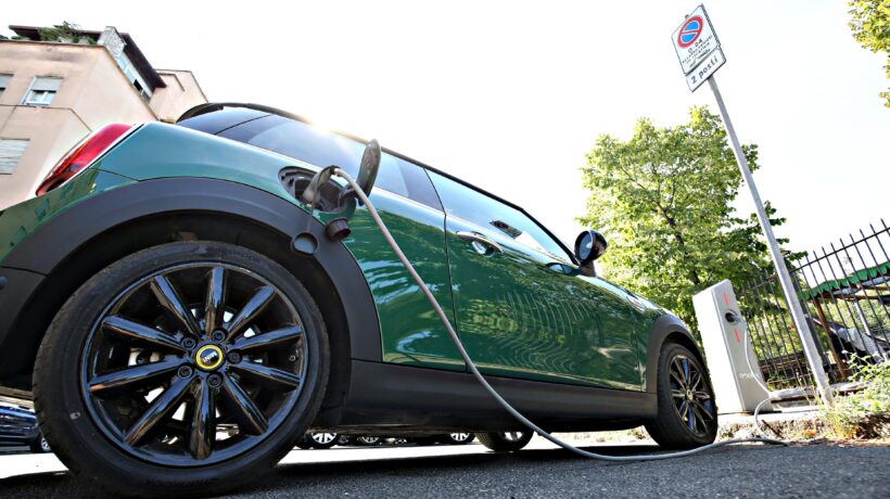 Ecofollia dell’Ue: solo auto green dal 2035
