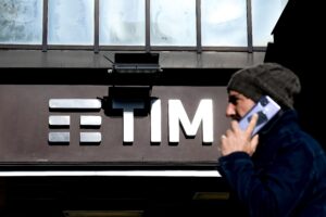 Gli statunitensi di Kkr entrano a gamba tesa sulla rete nazionale contro Tim e governo
