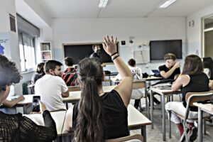L’esca dei fondi del Pnrr per il digitale smantellerà ciò che resta della scuola