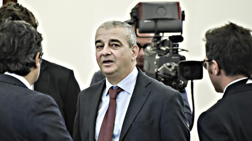 «Vuole i giovani pistoleri». La sinistra la spara grossa su Fdi e le armi a scuola