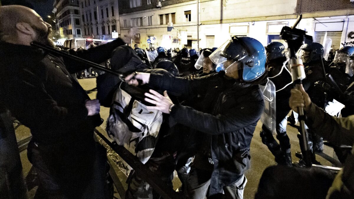 Bombe carta, aggressioni alla polizia. Roma assediata dai vandali anarchici