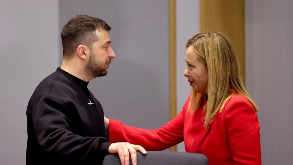 Zelensky alza la tensione tra Meloni e Macron