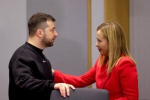 Zelensky alza la tensione tra Meloni e Macron