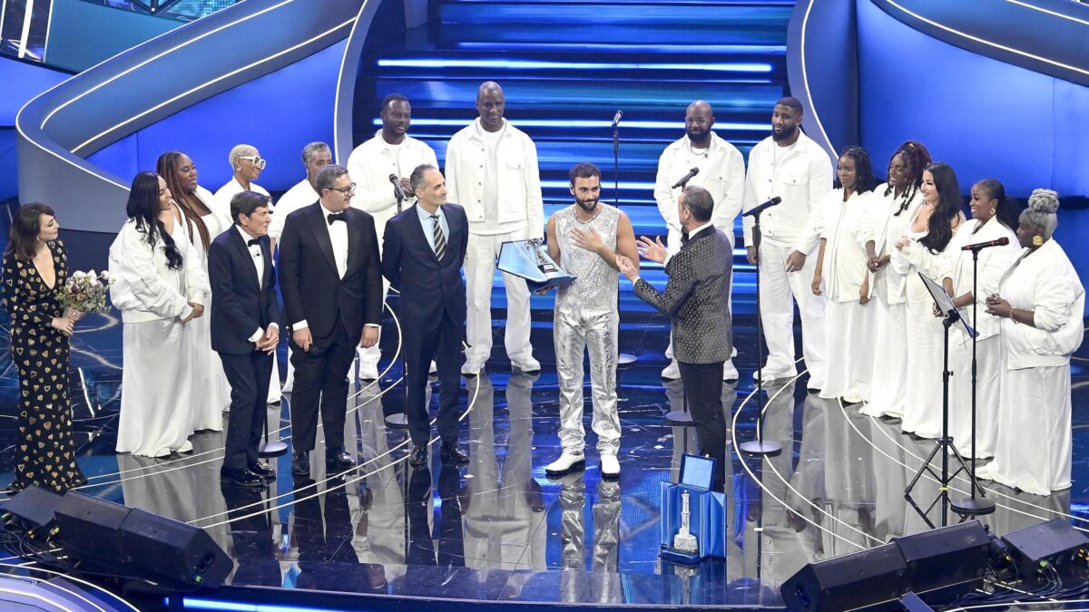 Sanremo 2023, la serata delle cover è un karaoke formato XXL