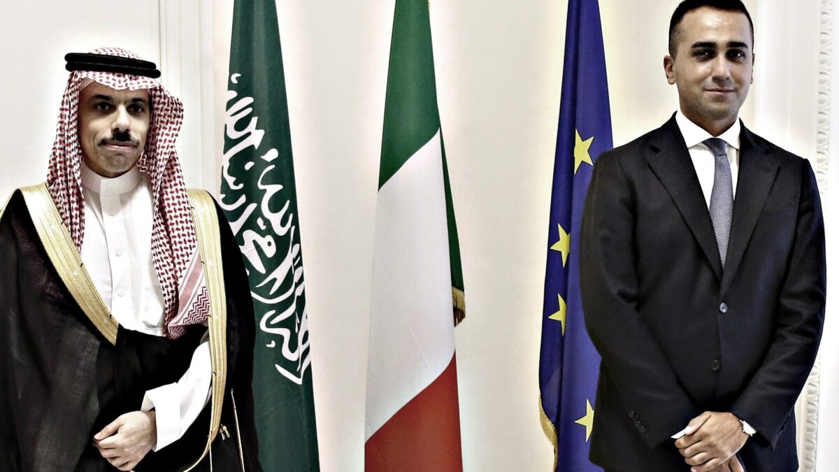 Di Maio  si camuffa da giornalista per provare a spuntare la poltrona