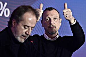 La mutazione di Amadeus. Il medio man pronto a tutto pur di far alzare lo share