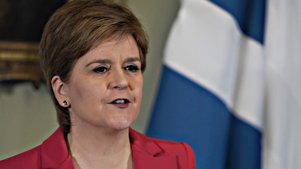 Passo indietro del premier scozzese paladino dei trans e nemico della Brexit