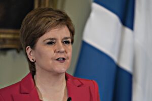 Passo indietro del premier scozzese paladino dei trans e nemico della Brexit