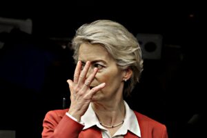 Ursula fugge dal Parlamento. Nessuna udienza pubblica sugli sms per i vaccini Pfizer
