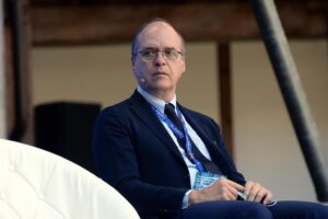 La rossa Emilia dà il paracadute a Magrini