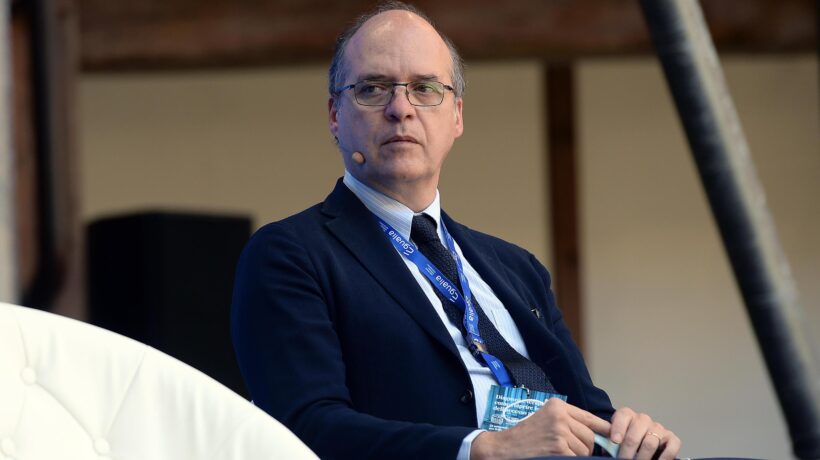 La rossa Emilia dà il paracadute a Magrini