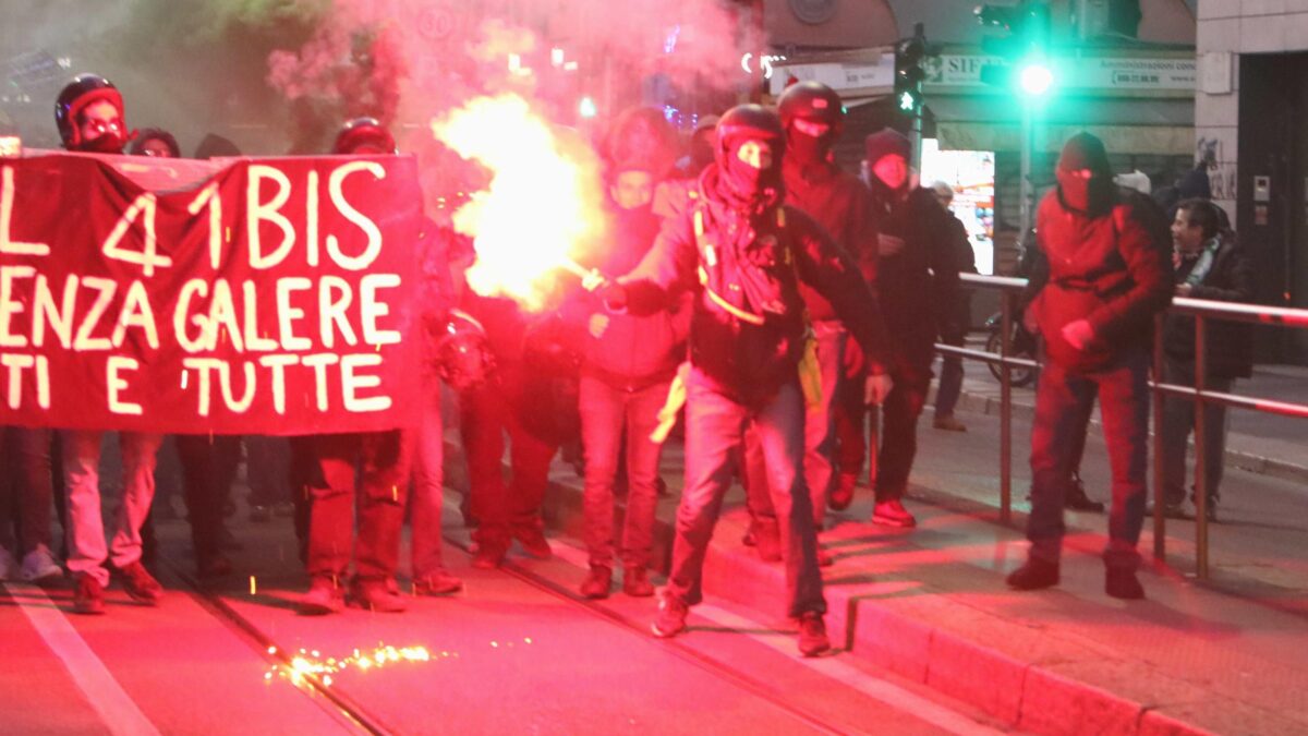 Cospito in ospedale, anarchici in battaglia
