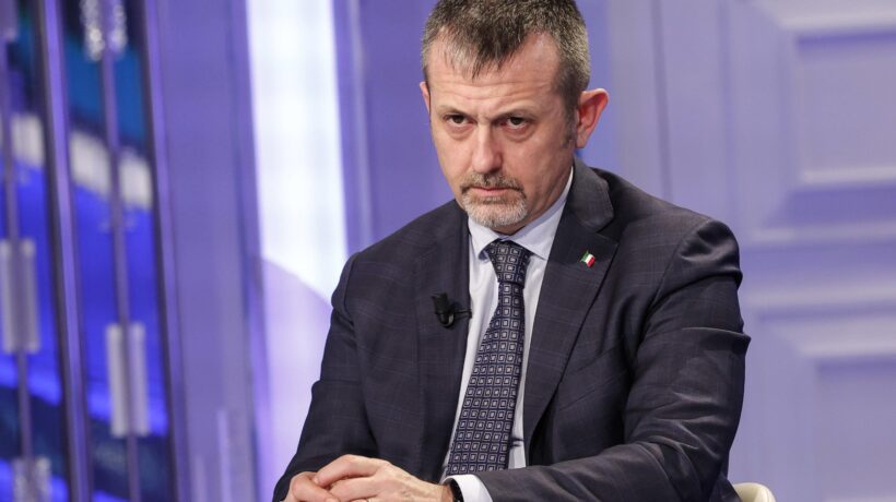Su Delmastro la vera fuga di notizie. I giornaloni svelano le mosse dei pm