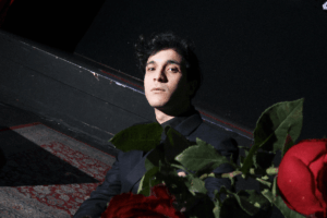 Sanremo 2023, Tananai ci riprova e dice: «Se vedo che va male mi faccio squalificare»