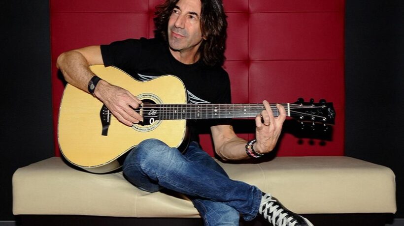 Stef Burns, chitarrista di Vasco Rossi, prova una Eko acustica