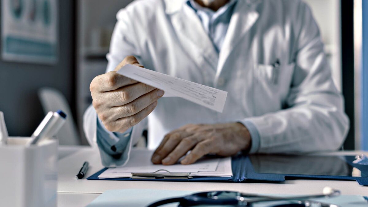 «Prescrizione medica necessaria». La tesi che smonta l’obbligo vaccinale