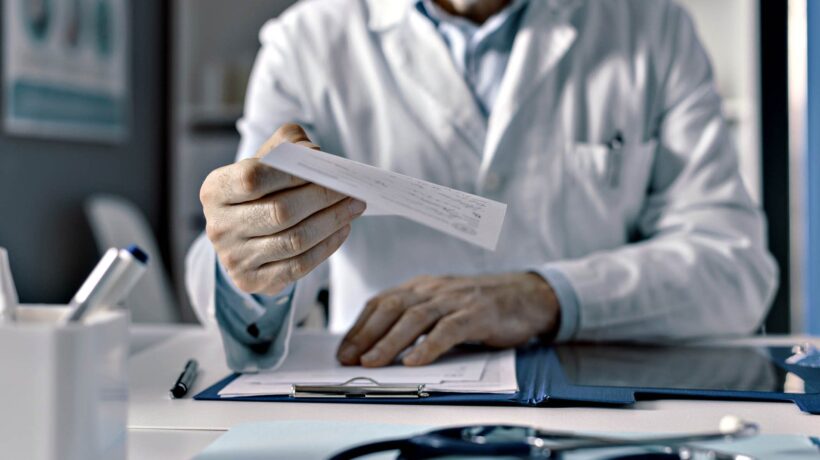 «Prescrizione medica necessaria». La tesi che smonta l’obbligo vaccinale
