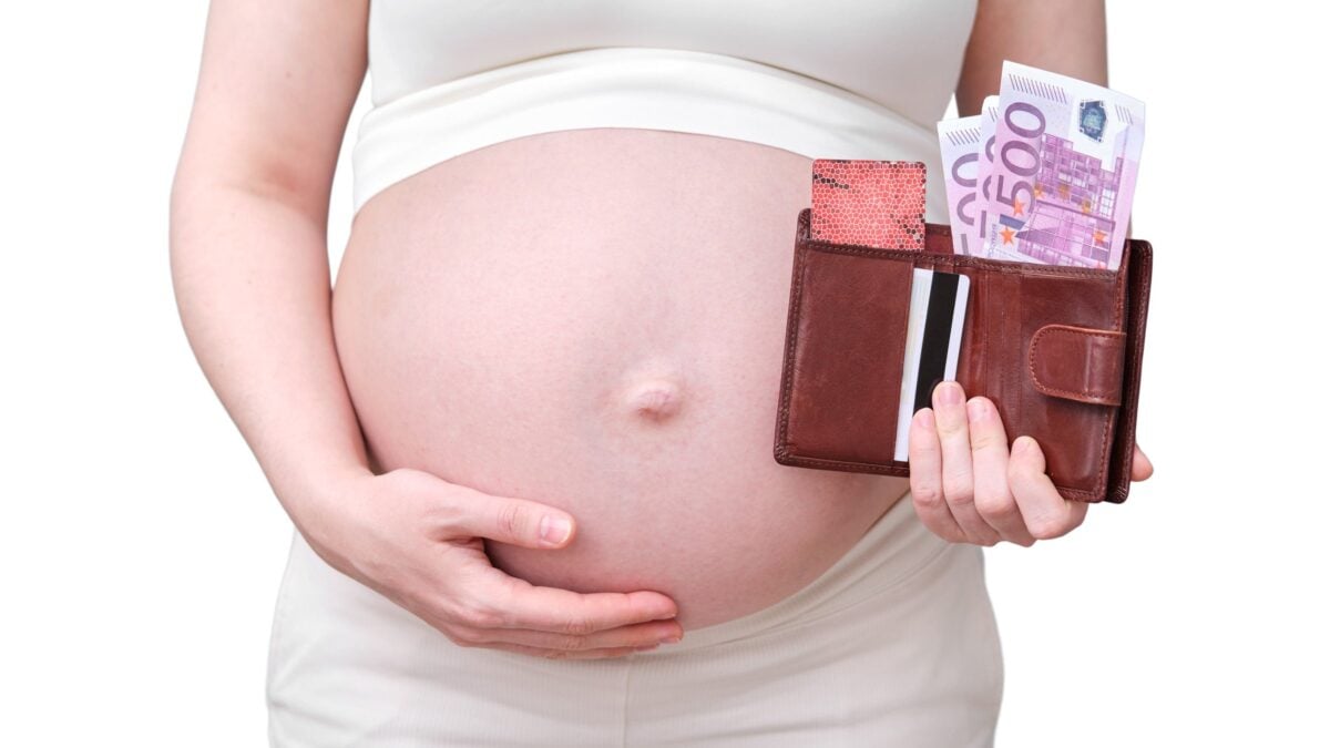 L’Ue studia un regolamento-trappola per sdoganare l’utero in affitto
