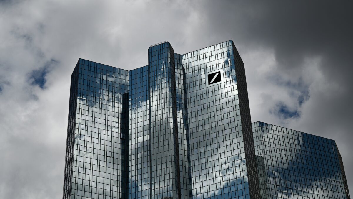 Vacilla anche Deutsche Bank. Torna la caccia ai nostri soldi