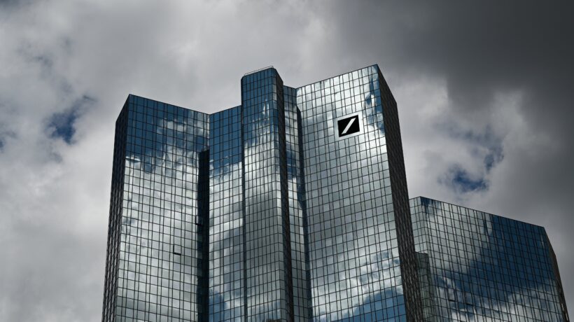 Vacilla anche Deutsche Bank. Torna la caccia ai nostri soldi