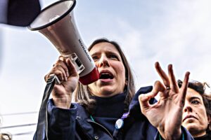 Nuovo leader, vecchie ossessioni. Elly alla marcia antifa con Giuseppi