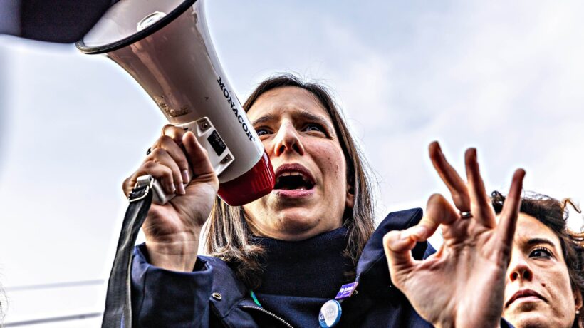 Nuovo leader, vecchie ossessioni. Elly alla marcia antifa con Giuseppi