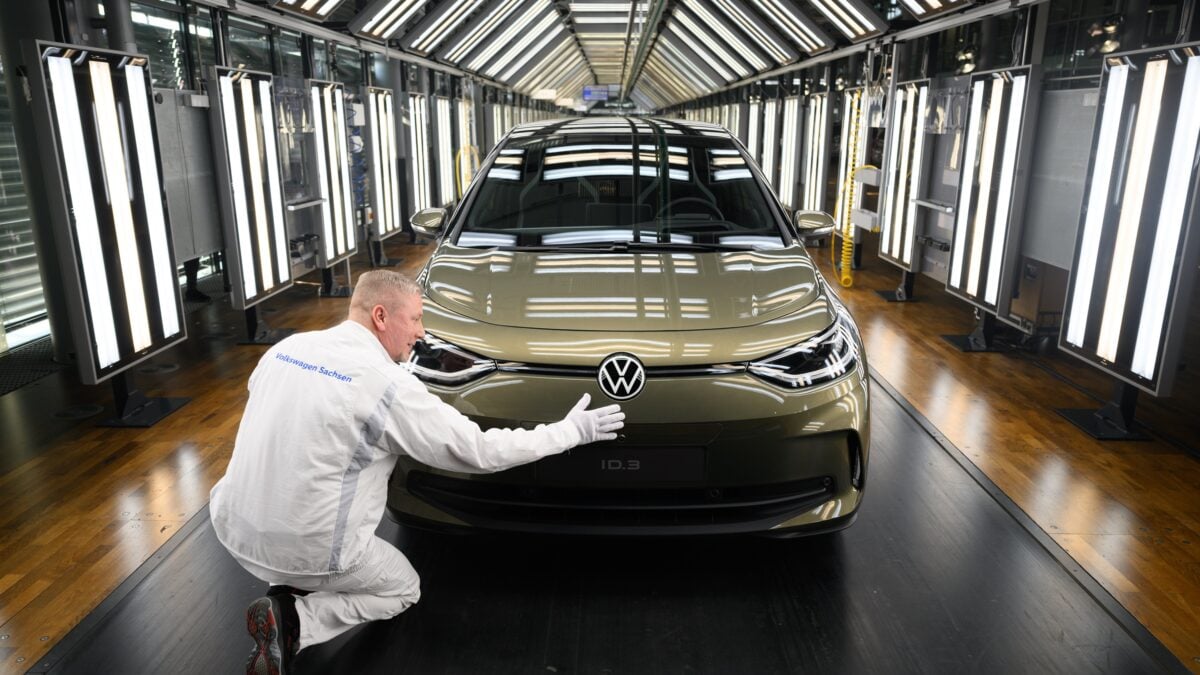 Anche Volkswagen scappa dall’Europa green