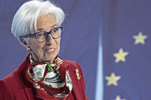 La Lagarde alla fine ammette di non conoscere la rotta ma insiste ad alzare i tassi