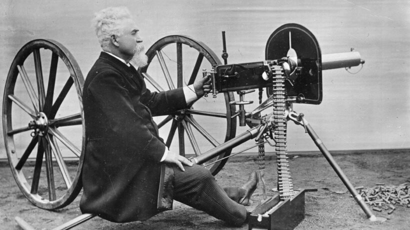 Hiram Maxim e la sua mitragliatrice automatica del 1883 (Getty Images)