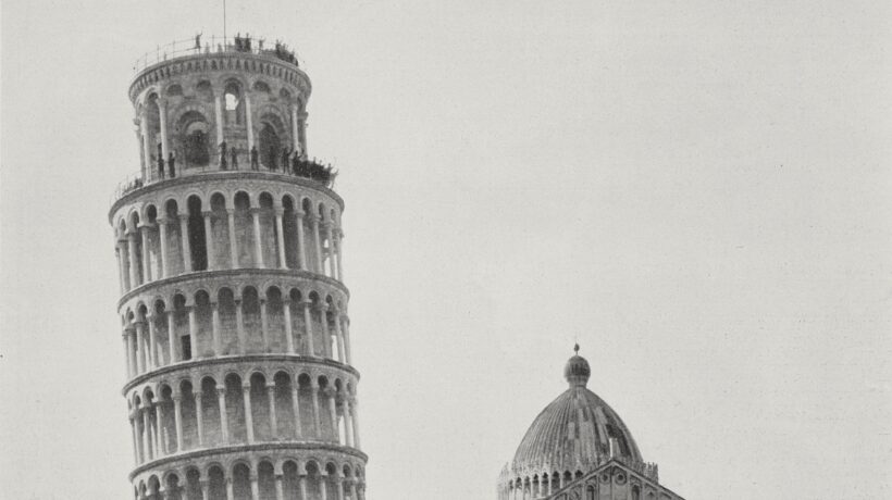 Mario Cobianchi vola attorno alla torre di Pisa nel 1911 (Getty Images)