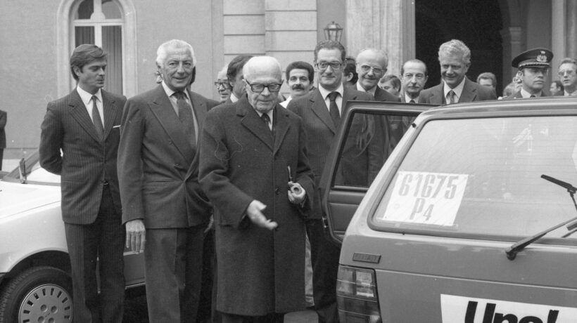 Gianni Agnelli, Sandro Pertini e Cesare Romiti alla presentazione della Uno al Quirinale (Getty Images)